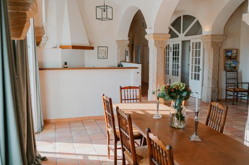 a dining room with a table and chairs at Rittergut Hirschbach in Glashütte