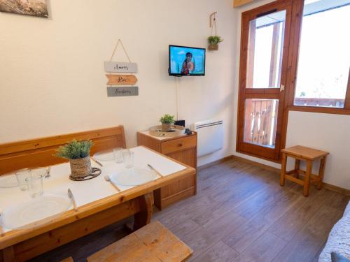 Fotografia z galérie ubytovania Joli studio rénové 4 pers, vue Vanoise, proche pistes et commerces - FR-1-468-98 v destinácii Modane