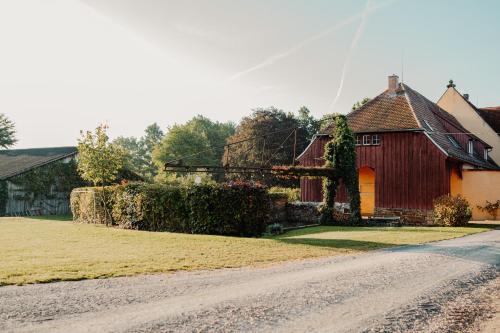 a house on the side of a dirt road at Rittergut Hirschbach in Glashütte