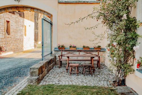 a table and chairs sitting outside of a building at Rittergut Hirschbach in Glashütte
