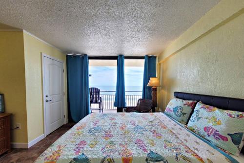 Schlafzimmer mit einem Bett und Meerblick in der Unterkunft Beach Condo Unit #435 in Daytona Beach Shores