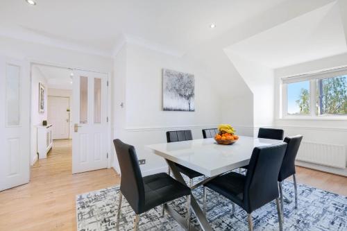 Gallery image of Modern, Bright, Spacious 2 Bed 2 Bath Barnet Penthouse By 360Stays in Barnet