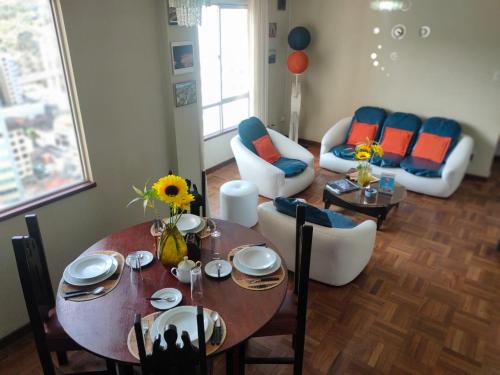 - une salle à manger avec une table et des chaises dans l'établissement APARTAMENTO PRIVADO Piso 20a, CENTRICO, CERCA EMBAJADA USA, TELEFERICO, MALLS, VISTAS 360 y ZONA SEGURA, à La Paz