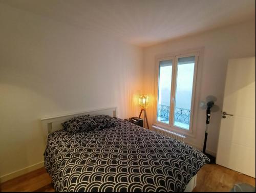une chambre avec un grand lit et une fenêtre dans l'établissement Brand new flat - Really calm in Central Paris, à Paris