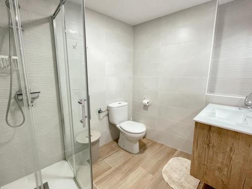 a bathroom with a toilet and a shower and a sink at Casa Mary R&R in Albolodúy