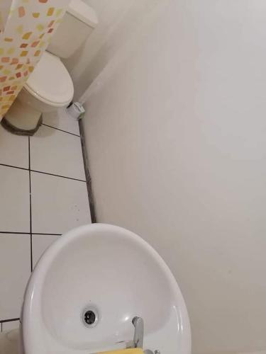 a bathroom with a white toilet in a room at céntrico confort y paz in San Francisco dos Rios