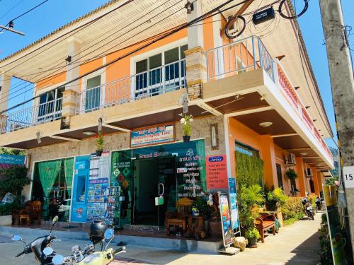 un edificio con una motocicleta estacionada frente a él en Lanta Grand House, en Ko Lanta