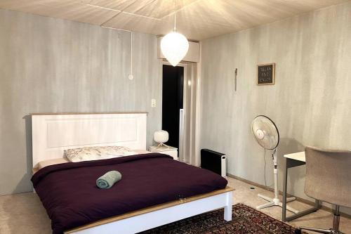 a bedroom with a bed and a desk and a fan at Cosy 4.5 rooms apartment @ LS 16 Dübendorf in Dübendorf