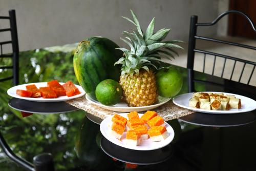 una mesa con tres platos de fruta. en Flying Peacock Yala, Katharagama,, en Kataragama