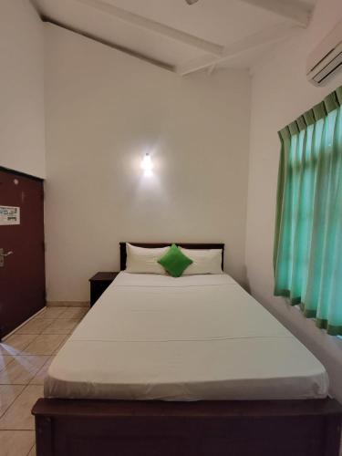 Una cama o camas en una habitación de The Empyrean Airport Transit Hotel