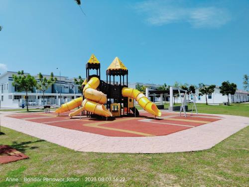 un parque infantil con tobogán en Homestay Desaru Rock House en Bandar Penawar