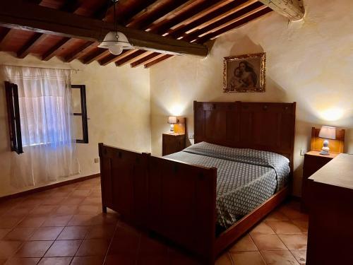 ein Schlafzimmer mit einem Bett und einem Fenster in einem Zimmer in der Unterkunft Agriturismo San Lorenzo in Lastra a Signa