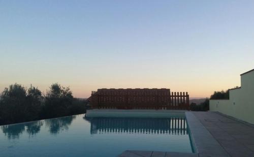 einen Pool mit zwei Stühlen neben einem Gebäude in der Unterkunft Agriturismo San Lorenzo in Lastra a Signa