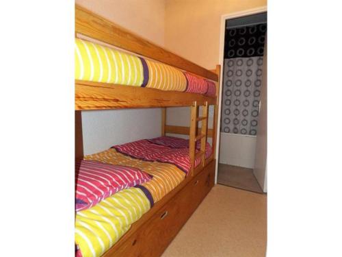 quelques lits superposés dans une chambre dans l'établissement Cauterets centre - Résidence Le marcadau 1, à Cauterets