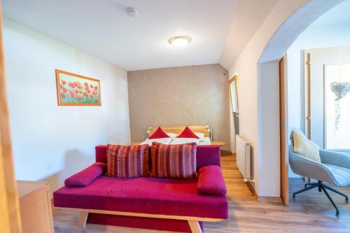 ein Wohnzimmer mit einem Sofa und einem Bett in der Unterkunft Apart Burgpanorama in Ladis