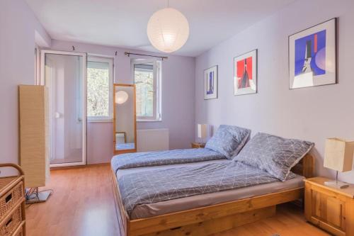 - une chambre avec un lit dans l'établissement Cosy Pet-friendly flat w balcony @ Orczy Garden, à Budapest