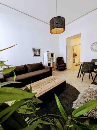 Luxury CityApartment 2 في فيينا: غرفة معيشة مع أريكة وطاولة