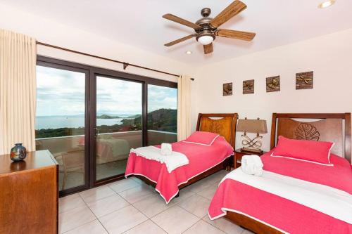 1 dormitorio con 2 camas y balcón en Casa Antonelli en Playa Hermosa