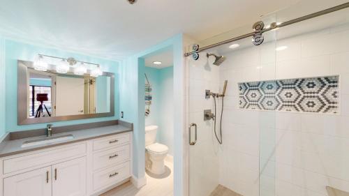 een badkamer met een douche, een wastafel en een toilet bij 2415 Villamare in Hilton Head Island
