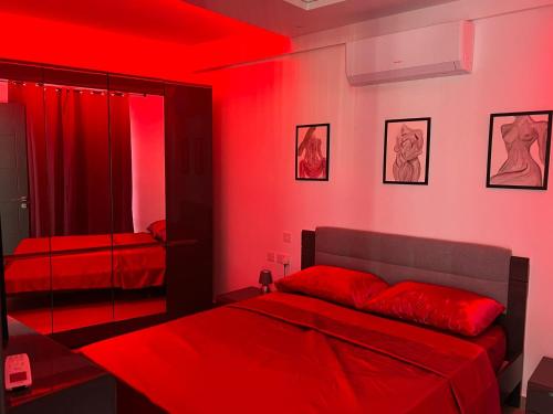 เตียงในห้องที่ SinSea Penthouse