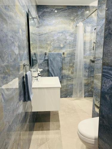 łazienka z umywalką, prysznicem i toaletą w obiekcie SinSea Penthouse w mieście St Paul's Bay