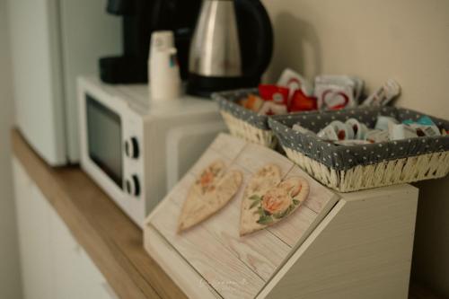 a counter with two baskets of food on top of a microwave at B & B CANTARANO in Porto Garibaldi