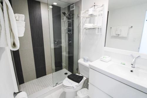 een badkamer met een douche, een toilet en een wastafel bij Balcony studio with Ocean View in Miami Beach