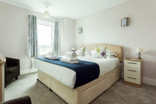 Un dormitorio con una cama grande y una ventana en Poppies, en Poole