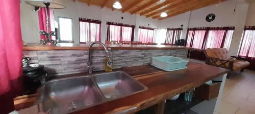 - une cuisine avec un évier et un comptoir dans l'établissement El Descanso de San José, à Sauce Viejo