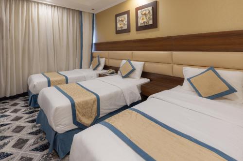 2 camas en una habitación de hotel con 2 camas en Ehdaa Hotel en La Meca