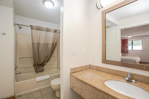Motel 6-Dayton, OH - Englewood في Englewood: حمام مع حوض ومرحاض ومرآة