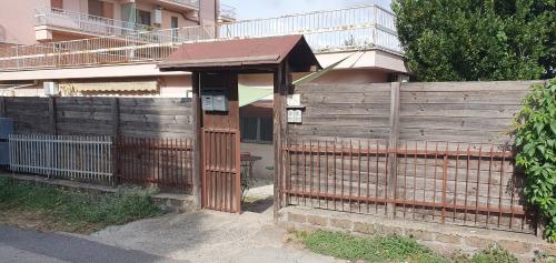 una recinzione di legno con cabina telefonica accanto a un edificio di domenicocorvi89 a Viterbo