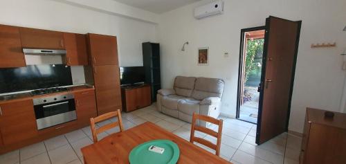 una cucina e un soggiorno con tavolo e divano di domenicocorvi89 a Viterbo