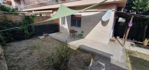 un piccolo cortile con tavolo e tenda di domenicocorvi89 a Viterbo