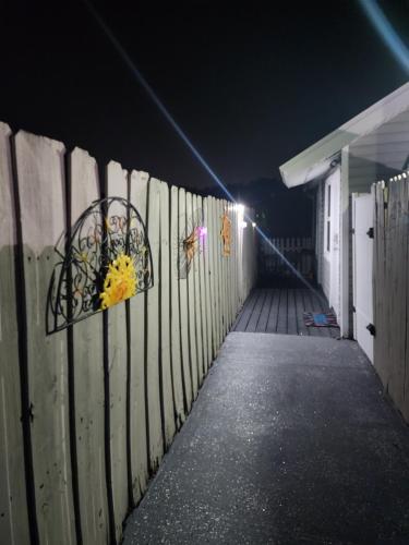 un couloir avec une clôture éclairée la nuit dans l'établissement Diamond 2, à Tampa