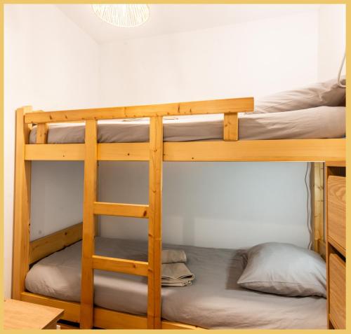 a bunk bed with two bunk beds in a room at Appartement T2 Sublime situé à LES GETS in Les Gets