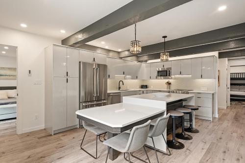 Kuchyň nebo kuchyňský kout v ubytování Enclave 110, Snowmass Ski-In/Ski-Out Condo w/Shared Pool/Hot Tub/Gym/WiFi