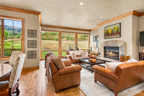 Posezení v ubytování Owl Creek 04, Ski-in, ski-out luxury townhome with private hot tub in Snowmass Village