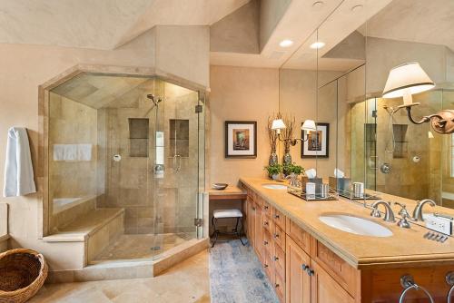 Koupelna v ubytování Owl Creek 04, Ski-in, ski-out luxury townhome with private hot tub in Snowmass Village