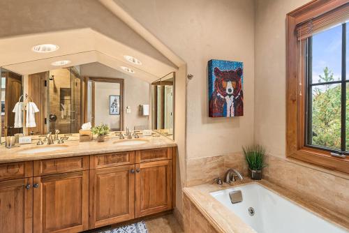 Koupelna v ubytování Owl Creek 04, Ski-in, ski-out luxury townhome with private hot tub in Snowmass Village