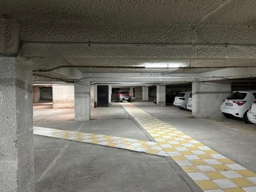 eine leere Parkgarage mit PKW in der Garage in der Unterkunft CAR PARKING AGRINIO SMART KEY BOX by PROJECT 86 IKE in Agrinio