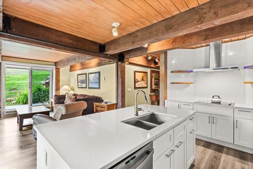 Η κουζίνα ή μικρή κουζίνα στο Enclave 103, Snowmass Ski-In/Ski-Out Condo w/Shared Pool/Hot Tub