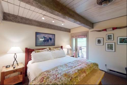 um quarto com uma cama grande num quarto em Enclave 201, Snowmass Ski-In/Ski-Out Condo w/Shared Pool/Hot Tub/Gym/WiFi em Snowmass Village