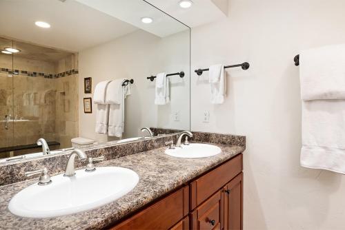 a bathroom with two sinks and a large mirror at Alpenblick Unit 18, Spacious Remodeled Townhouse with Great Location in Aspen