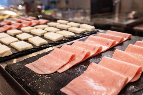 a bunch of different types of food on a grill at TARATA BOUTIQUE HOTEL in Lima