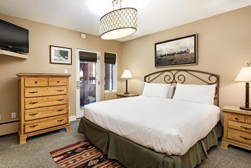 Fasching Haus Unit 180, Cozy, Deluxe Condo with Private Deck, 2 Blocks from Downtown photo 2