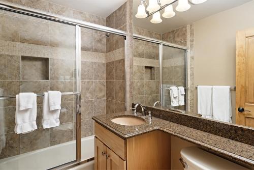 Fasching Haus Unit 180, Cozy, Deluxe Condo with Private Deck, 2 Blocks from Downtown photo 3