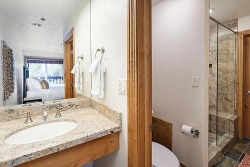 Old Hundred Unit 104, Sunny, Corner Townhouse, Treetop Views, 3 Blocks to Aspen Mtn photo 3