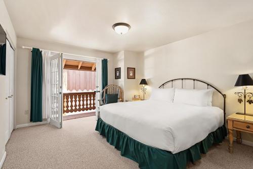een slaapkamer met een groot wit bed en een raam bij Alpenblick 13, Spacious Townhouse with Lots of Great Features, Close to Downtown in Aspen