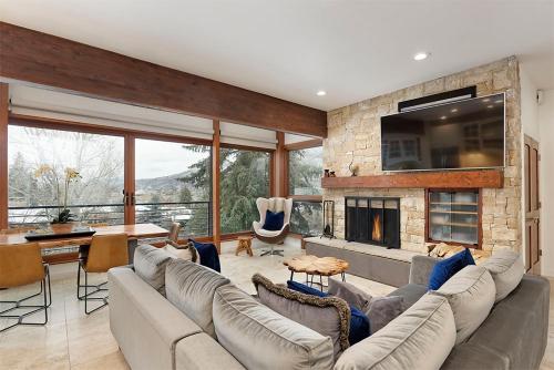 Durant Unit D5, Luxury Condo with Beautiful Furnishings, Great Views, and Central A/C